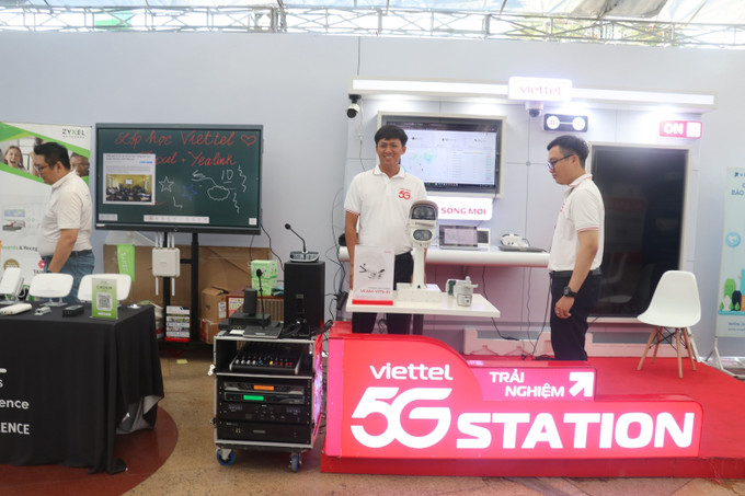 Trưng bày sản phẩm công nghệ số của Viettel Đồng Tháp. Trưng bày sản phẩm công nghệ số của Viettel Đồng Tháp.