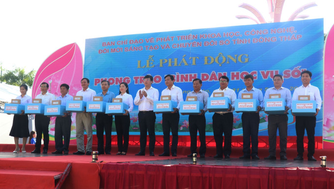Bí thư Tỉnh ủy Đồng Tháp Lê Quốc Phong trao 12 phần quà cho các Trường THCS, THPT trong tỉnh 10 bộ kíp học lập trình ARDUINO. Bí thư Tỉnh ủy Đồng Tháp Lê Quốc Phong trao 12 phần quà cho các Trường THCS, THPT trong tỉnh 10 bộ kíp học lập trình ARDUINO.