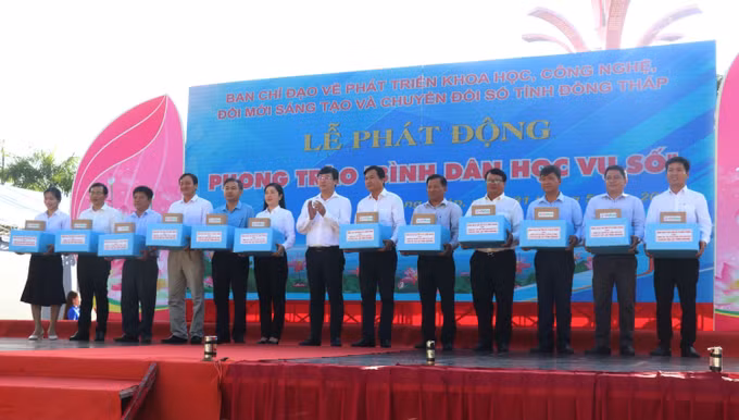Bí thư Tỉnh ủy Đồng Tháp Lê Quốc Phong trao 12 phần quà cho các Trường THCS, THPT trong tỉnh 10 bộ kíp học lập trình ARDUINO.
