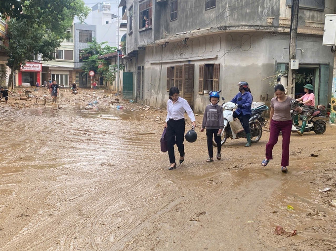 Người dân trở về nhà sau khi sơ tán tránh lũ. Ảnh: TTXVN cao-bang-sau-lu-lut-3.jpg