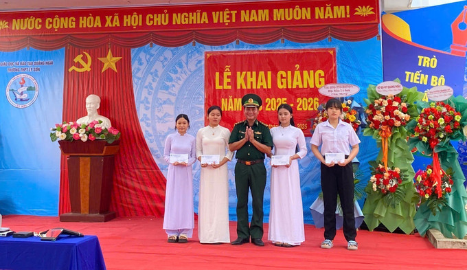 Đại diện Đồn Biên phòng Lý Sơn trao học bổng "Nâng bước em đến trường" cho các học sinh mồ côi khu vực biên giới, hải đảo. Ảnh: TTXVN phát Đại diện Đồn Biên phòng Lý Sơn trao học bổng "Nâng bước em đến trường" cho các học sinh mồ côi khu vực biên giới, hải đảo. Ảnh: TTXVN phát