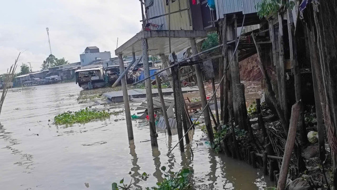 Nhiều căn nhà của người dân đang nguy cơ rơi xuống rạch Ông Chưởng sau vụ sạt lở. Ảnh: TTXVN phát sat-lo-an-giang.jpg