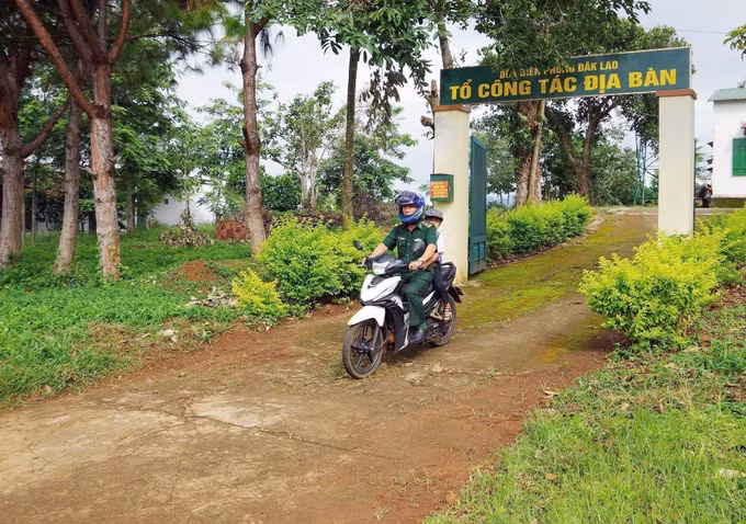Cán bộ Biên phòng Lâm Đồng đưa một học sinh thuộc chương trình “Con nuôi đồn Biên phòng” đi học. Ảnh: TTXVN phát