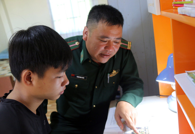 Cán bộ Đồn Biên phòng Đắk Dang, tỉnh Lâm Đồng hướng dẫn “Con nuôi đồn Biên phòng” học bài. Ảnh: TTXVN phát bo-doi-bien-phong-lam-dong-1.jpg