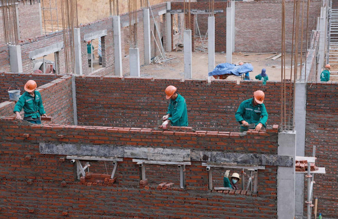 Thời tiết giá rét nhưng từng hàng gạch đang được hoàn thiện các hạng mục của ngôi trường dành cho con em đồng bào các dân tộc trên địa bàn xã biên giới.