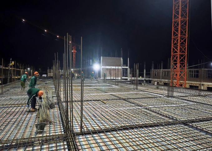 Nhằm đẩy nhanh tiến độ cũng như tính chất của từng hạng mục nên đơn vị thi công tăng ca, tăng kíp thi công cả ban đêm.