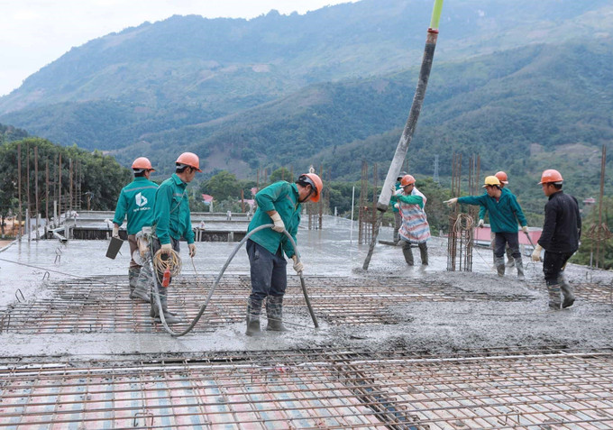 Đơn vị thi công dùng thiết bị máy móc hiện đại để bơm bê tông đổ mái, kết hợp đầm góp phần đảm bảo kết cấu chất lượng công trình.