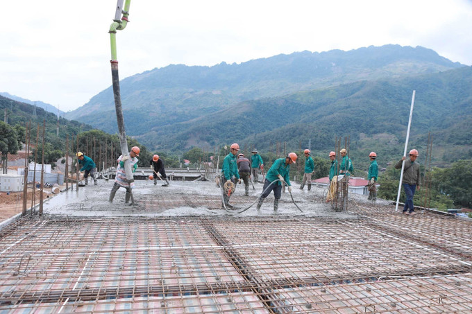 Mặc dù thời tiết khắc nghiệt nhưng hàng trăm công nhân vẫn thi công liên tục nhằm đảm bảo tiến độ công trình đề ra.