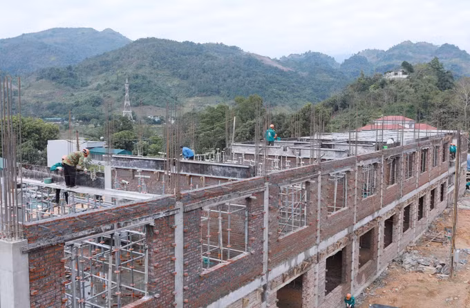 Mặc dù thời tiết khắc nhiệt giá rét nơi biên giới nhưng đơn vị thi công vẫn duy trì tiến độ thi công đảm bảo về đích trước so với kế hoạch đề ra.