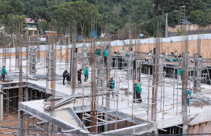 Thi công khu vực nhà hiệu bộ của Dự án.