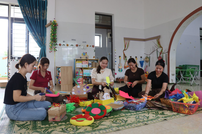 Cô Nguyễn Thị Hoa cùng các giáo viên trường Mầm non Hương Lâm tự tay làm đồ dùng học tập cho trẻ mầm non. Cô Nguyễn Thị Hoa cùng các giáo viên trường Mầm non Hương Lâm tự tay làm đồ dùng học tập cho trẻ mầm non.