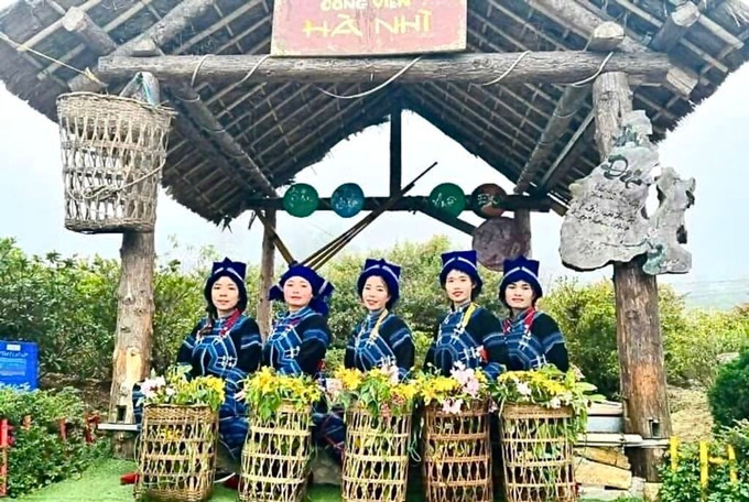 Phụ nữ Hà Nhì sử dụng mạng xã hội để quảng bá sản phẩm nông sản và du lịch. Ảnh: TTXVN Phụ nữ Hà Nhì sử dụng mạng xã hội để quảng bá sản phẩm nông sản và du lịch. Ảnh: TTXVN