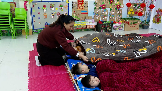 Giáo viên Trường Mầm non xã Minh Đài (Phú Thọ) giữ ấm cho học sinh bán trú.