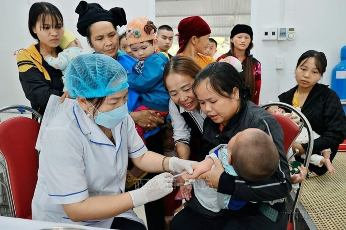 Nhân viên y tế tiêm vaccine cho trẻ trong độ tuổi thuộc chương trình tiêm chủng mở rộng quốc gia (2024). Ảnh tư liệu: Minh Quyết/TTXVN