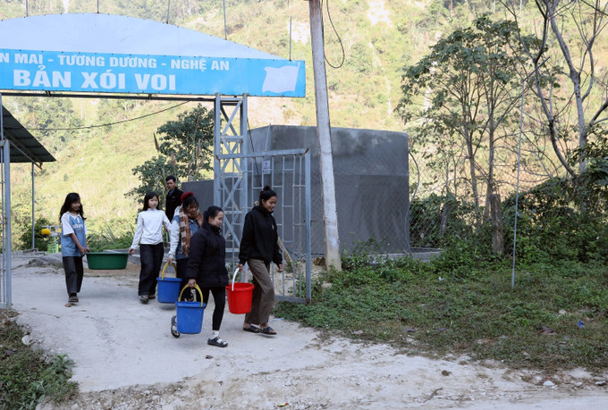 Từ khi giếng khoan nước sách đi vào hoạt động, người dân trên địa bàn chấm dứt tình trạng thiếu nước sạch.