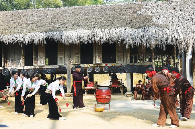 Trình diễn điệu trống đu của Câu lạc bộ văn hóa dân gian Mường xã Tất Thắng tại điểm du lịch cộng đồng xã Khả Cửu. Ảnh: thanhson.phutho.gov.vn