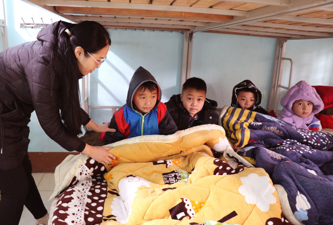 Thầy cô giáo giữ ấm giấc ngủ cho các em học sinh Trường PTDT Bán trú Tiểu học xã biên giới Tùng Vài (Tuyên Quang) trong những ngày giá rét.