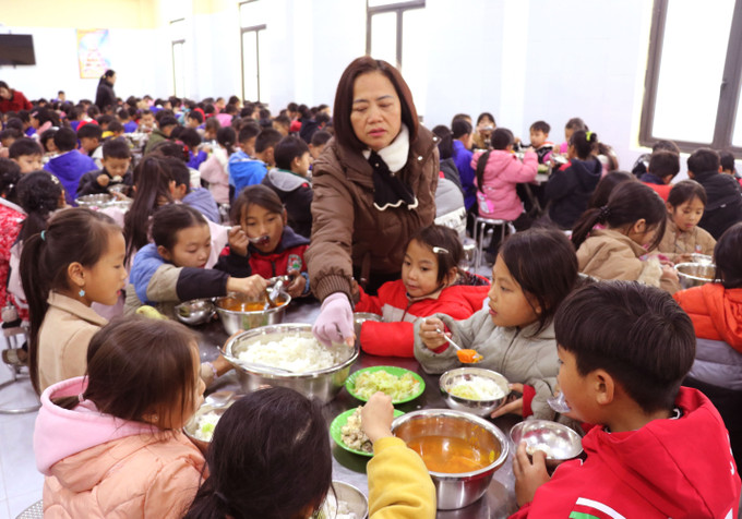 Bữa cơm ấm, nóng nhằm đảm bảo sức khỏe cho các em học sinh Trường PTDT Bán trú Tiểu học xã biên giới Tùng Vài (Tuyên Quang) trong những ngày giá rét.