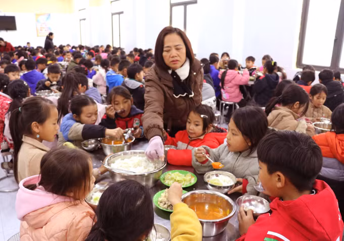 Bữa cơm ấm, nóng nhằm đảm bảo sức khỏe cho các em học sinh Trường PTDT Bán trú Tiểu học xã biên giới Tùng Vài (Tuyên Quang) trong những ngày giá rét.