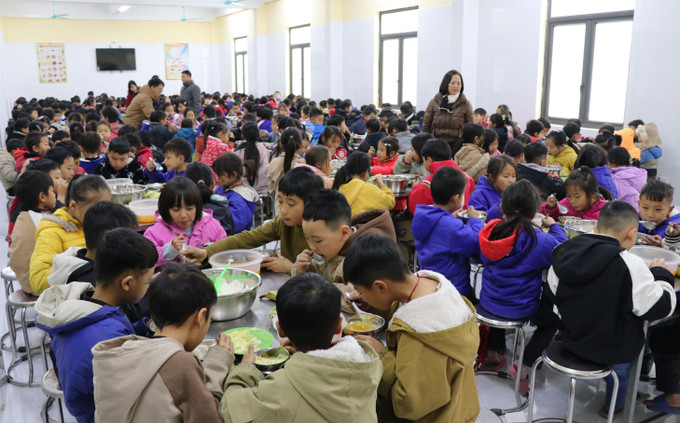 Nhà trường chăm lo bữa ăn ấm nóng nhằm đảm bảo sức khỏe cho học sinh Trường PTDT Bán trú Tiểu học xã biên giới Tùng Vài (Tuyên Quang) trong những ngày giá rét.