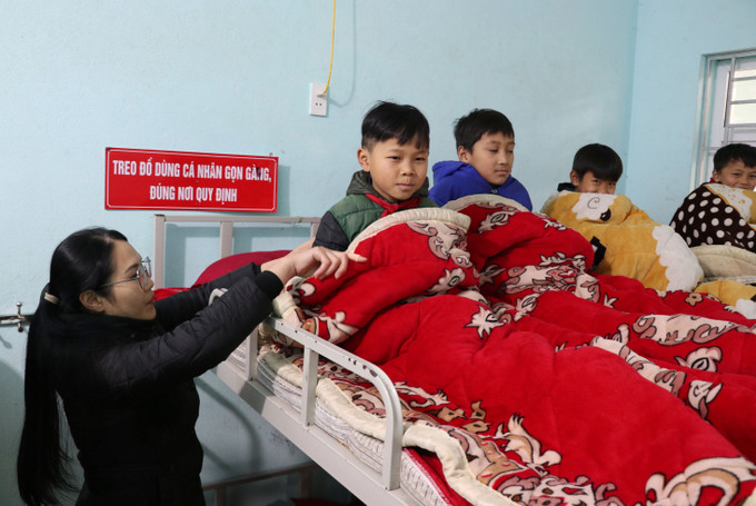 Thầy cô giáo giữ ấm giấc ngủ cho các em học sinh Trường PTDT Bán trú Tiểu học xã biên giới Tùng Vài (Tuyên Quang) trong những ngày giá rét.