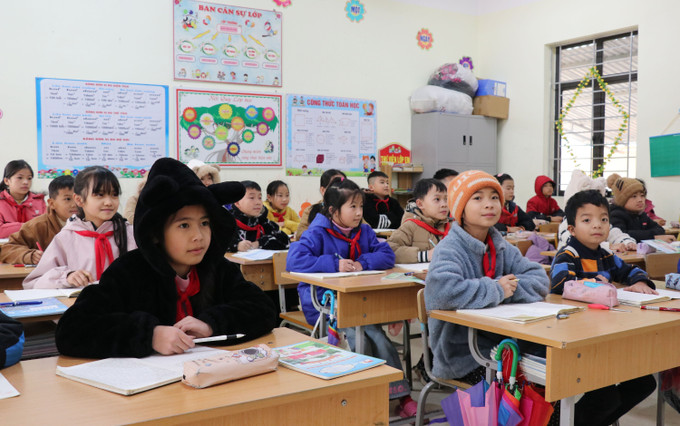 Học sinh Trường PTDT Bán trú Tiểu học xã biên giới Tùng Vài (Tuyên Quang) đến lớp học trong những ngày giá rét.