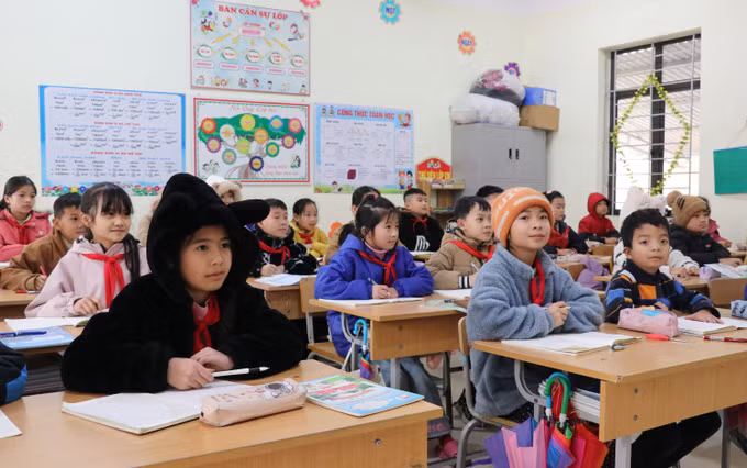 Học sinh Trường PTDT Bán trú Tiểu học xã biên giới Tùng Vài (Tuyên Quang) đến lớp học trong những ngày giá rét.