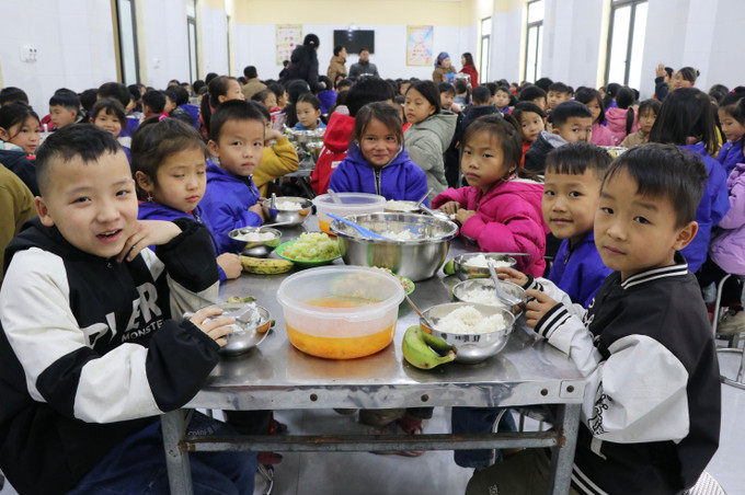 Bữa cơm ấm, nóng nhằm đảm bảo sức khỏe cho các em học sinh Trường PTDT Bán trú Tiểu học xã biên giới Tùng Vài (Tuyên Quang) trong những ngày giá rét.