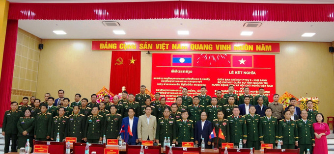 Các đại biểu chụp ảnh lưu niệm. Ảnh: TTXVN phát