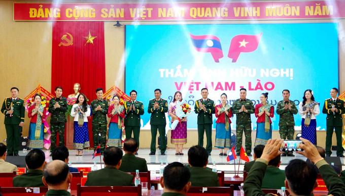 Lễ kết nghĩa và ký kết quy chế phối hợp hoạt động góp phần tăng cường hơn nữa mối quan hệ đoàn kết, hữu nghị và hiệp đồng trong công tác quản lý, bảo vệ biên giới. Ảnh: TTXVN phát