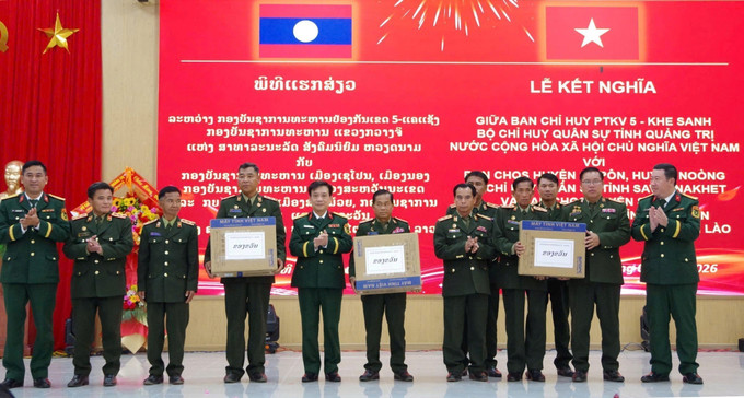 Bộ Chỉ huy Quân sự tỉnh Quảng Trị và Ban Chỉ huy Phòng thủ khu vực 5 - Khe Sanh tặng quà các đơn vị ký kết tại chương trình. Ảnh: TTXVN phát