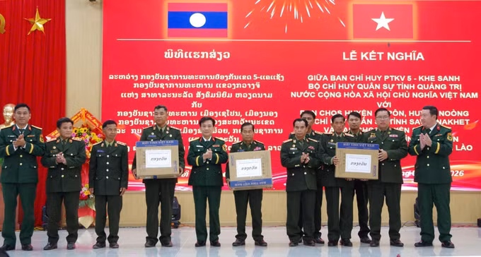 Bộ Chỉ huy Quân sự tỉnh Quảng Trị và Ban Chỉ huy Phòng thủ khu vực 5 - Khe Sanh tặng quà các đơn vị ký kết tại chương trình. Ảnh: TTXVN phát