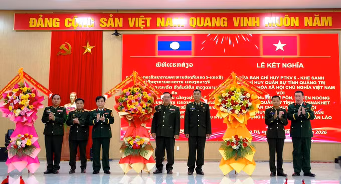 Các đơn vị hai bên tặng hoa chúc mừng. Ảnh: TTXVN phát