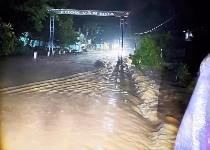 Nước lũ dâng cao trong đêm tại đường vào khu dân cư ở xã Đạ Huoai 3. Ảnh: TTXVN phát