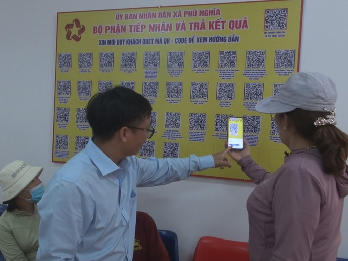 Cán bộ Trung tâm phục vụ Hành chính công xã Phú Nghĩa hướng dẫn người dân quét mã QR về thông tin các lĩnh vực. Cán bộ Trung tâm phục vụ Hành chính công xã Phú Nghĩa hướng dẫn người dân quét mã QR về thông tin các lĩnh vực.