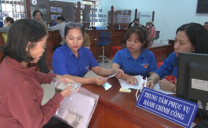 Đoàn thanh niên hỗ trợ người dân đến thực hiện thủ tục hành chính tại Trung tâm phục vụ Hành chính công xã Phú Nghĩa. Đoàn thanh niên hỗ trợ người dân đến thực hiện thủ tục hành chính tại Trung tâm phục vụ Hành chính công xã Phú Nghĩa.