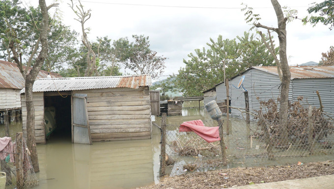 Buôn Nu, xã Uar (tỉnh Gia Lai) vẫn ngập sâu trong nước sau bão số 13. Ảnh: Hoài Nam/TTXVN