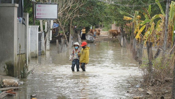 Buôn Nu, xã Uar (tỉnh Gia Lai) vẫn ngập sâu trong nước sau bão số 13. Ảnh: Hoài Nam/TTXVN