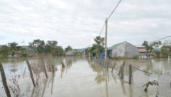 Buôn Nu, xã Uar (tỉnh Gia Lai) vẫn ngập sâu trong nước sau bão số 13. Ảnh: Hoài Nam/TTXVN