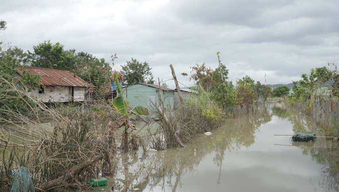 Buôn Nu, xã Uar (tỉnh Gia Lai) vẫn ngập sâu trong nước sau bão số 13. Ảnh: Hoài Nam/TTXVN