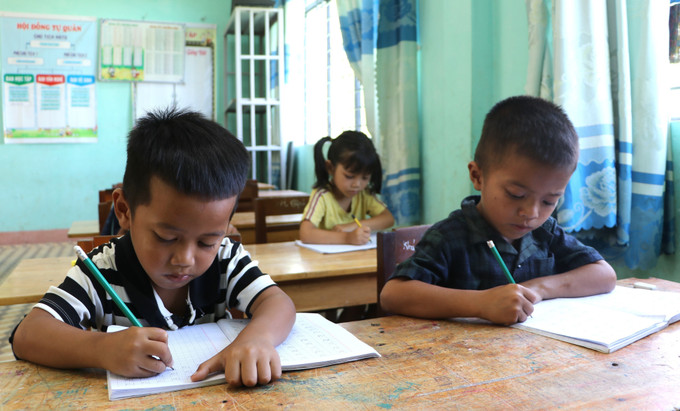 Học sinh được học cách ngồi đúng tư thế, viết những chữ cái cơ bản. Học sinh được học cách ngồi đúng tư thế, viết những chữ cái cơ bản.