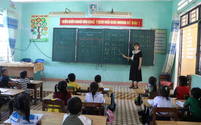 Một lớp học dạy tiếng Việt tại Trường PTDTNT TH & THCS Sơn Liên, xã Sơn Tây Thượng. tieng-viet-cho-hoc-sinh-dan-toc-1.jpg