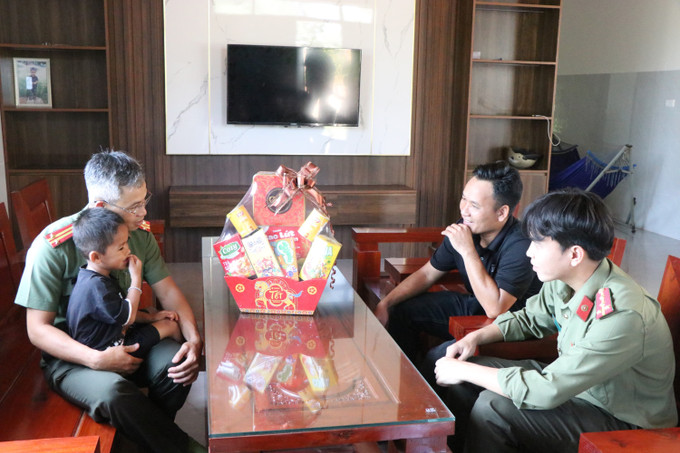 Công an xã Ea Wer đã nhận nuôi, đỡ đầu 3 cháu thuộc 2 hộ gia đình có hoàn cảnh đặc biệt khó khăn.