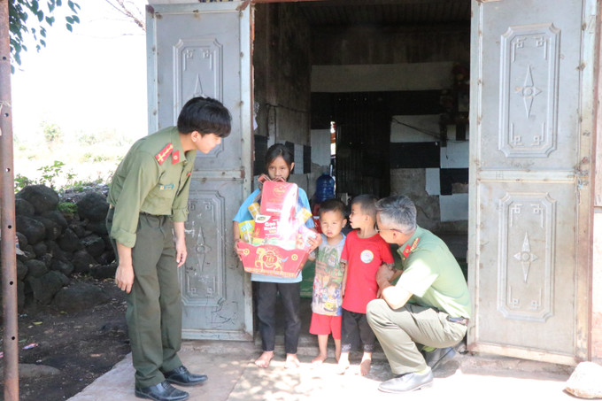 Công an xã Ea Wer (tỉnh Đắk Lắk) đến thăm, chúc Tết và trao quà cho cháu H’Nhiệt Êban (8 tuổi), con nuôi của đơn vị, hiện đang sinh sống tại buôn Tul B.