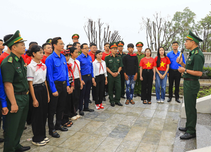 Đoàn viên thanh niên nghe Chiến sĩ Biên phòng giới thiệu về Cột cờ A Pa Chải. Đoàn viên thanh niên nghe Chiến sĩ Biên phòng giới thiệu về Cột cờ A Pa Chải.