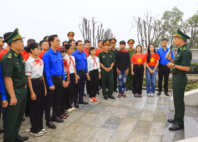 Đoàn viên thanh niên nghe Chiến sĩ Biên phòng giới thiệu về Cột cờ A Pa Chải.