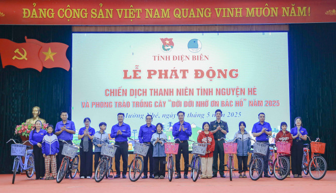 Tỉnh đoàn Điện Biên tặng xe đạp cho học sinh nghèo vượt khó huyện Mường Nhé. tuoi-tre-dien-bien-1798.jpg