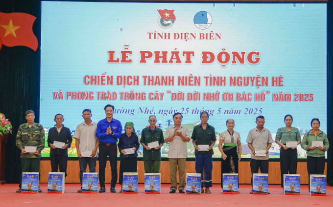 Tỉnh đoàn Điện Biên tặng quà cho gia đình chính sách và người có công với cách mạng trên địa bàn huyện Mường Nhé. Tỉnh đoàn Điện Biên tặng quà cho gia đình chính sách và người có công với cách mạng trên địa bàn huyện Mường Nhé.