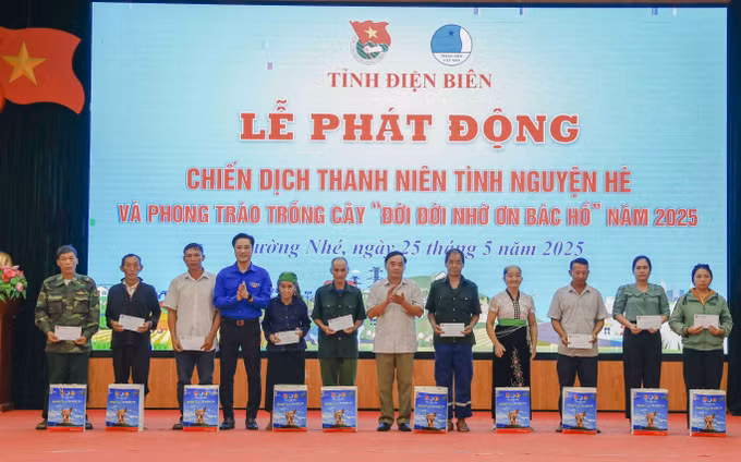 Tỉnh đoàn Điện Biên tặng quà cho gia đình chính sách và người có công với cách mạng trên địa bàn huyện Mường Nhé.