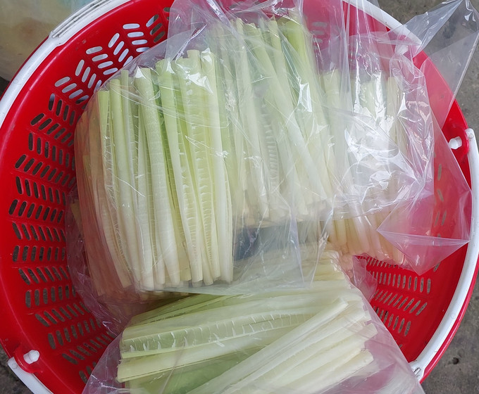 Năn bộp được sơ chế có giá bán 50.000/kg. Năn bộp được sơ chế có giá bán 50.000/kg.